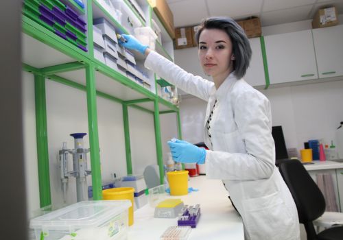 CEITEC Student Investigates the Use of Nanorobots in the Transport of Substances into Cells