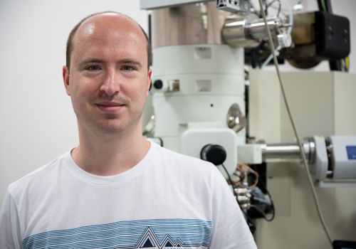 From Brno to Cambridge: Electron microscopy is pushing the boundaries of material sciences and opens up new opportunities for junior researchers