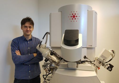 Elektronový mikroskop jako malá laboratoř. Projekt z CEITEC vyhrál hlavní cenu Technologické agentury ČR