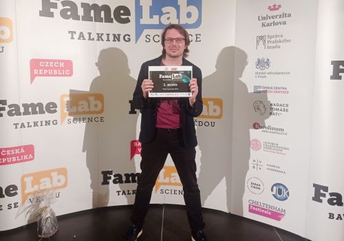 [em.muni.cz] Luboš Brabenec from CEITEC won the Czech finals of FameLab