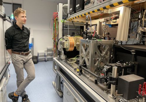 Spin waves as the key to more sustainable AI: Ondřej Wojewoda makes a breakthrough in measurement using Brillouin spectroscopy of light